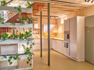 Ruimte keuken met groen bij vergaderopstelling van Vergaderruimte vergaderlocatie Het ruim bij Schoonschip Amsterdam Noord